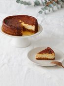 Nuestra deliciosa tarta de queso presenta un sabor ligero pero muy distintivo a queso gorgonzola. Su base de galletas digestive proporciona un crujiente agradable que realza la cremosidad de la crema de queso. ¡Una opción irresistiblemente deliciosa exclusivamente para los amantes del queso azul!