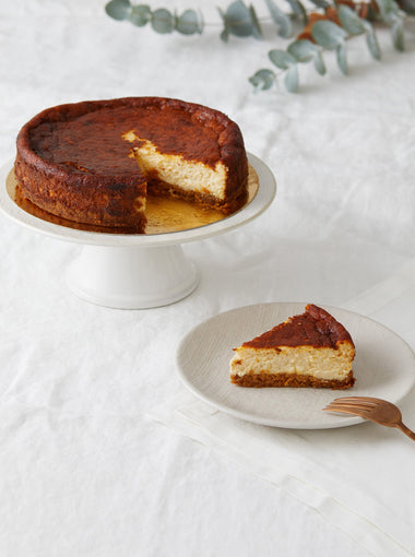 Nuestra deliciosa tarta de queso presenta un sabor ligero pero muy distintivo a queso gorgonzola. Su base de galletas digestive proporciona un crujiente agradable que realza la cremosidad de la crema de queso. ¡Una opción irresistiblemente deliciosa exclusivamente para los amantes del queso azul!