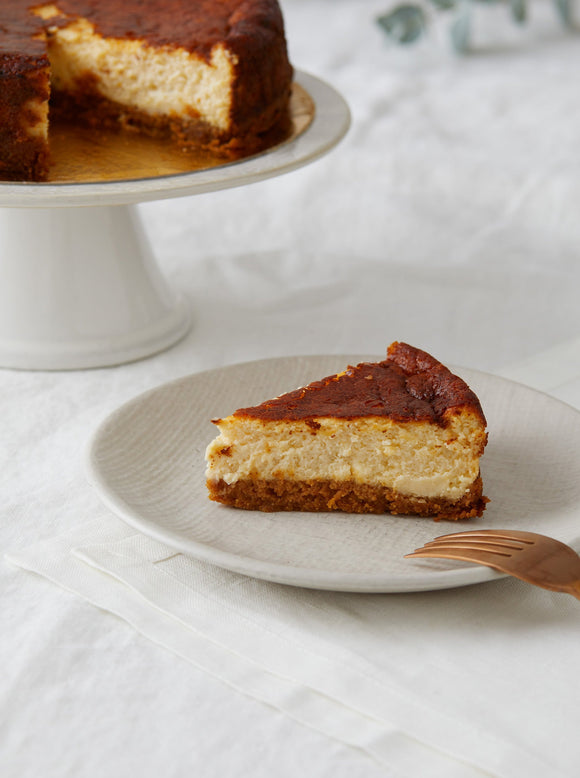 Nuestra deliciosa tarta de queso presenta un sabor ligero pero muy distintivo a queso gorgonzola. Su base de galletas digestive proporciona un crujiente agradable que realza la cremosidad de la crema de queso. ¡Una opción irresistiblemente deliciosa exclusivamente para los amantes del queso azul! close up cake slice