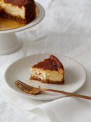 Nuestra deliciosa tarta de queso presenta un sabor ligero pero muy distintivo a queso gorgonzola. Su base de galletas digestive proporciona un crujiente agradable que realza la cremosidad de la crema de queso. ¡Una opción irresistiblemente deliciosa exclusivamente para los amantes del queso azul! Close up shot